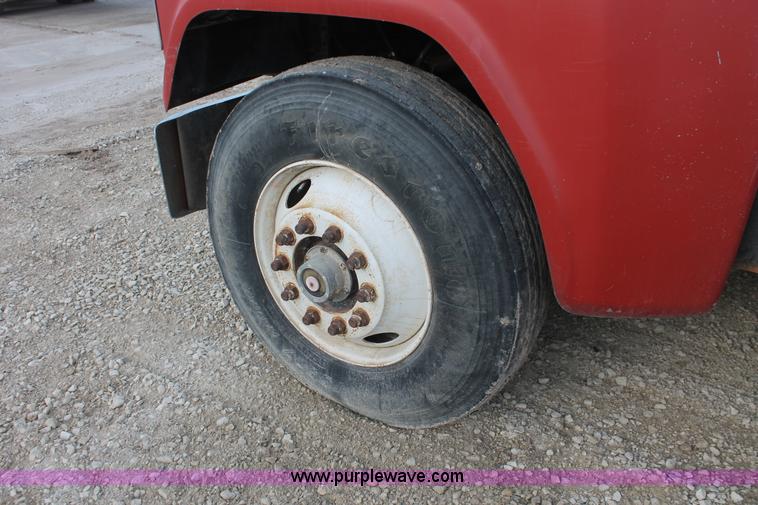 image for item F2953 1987 Ford LTL9000 semi truck