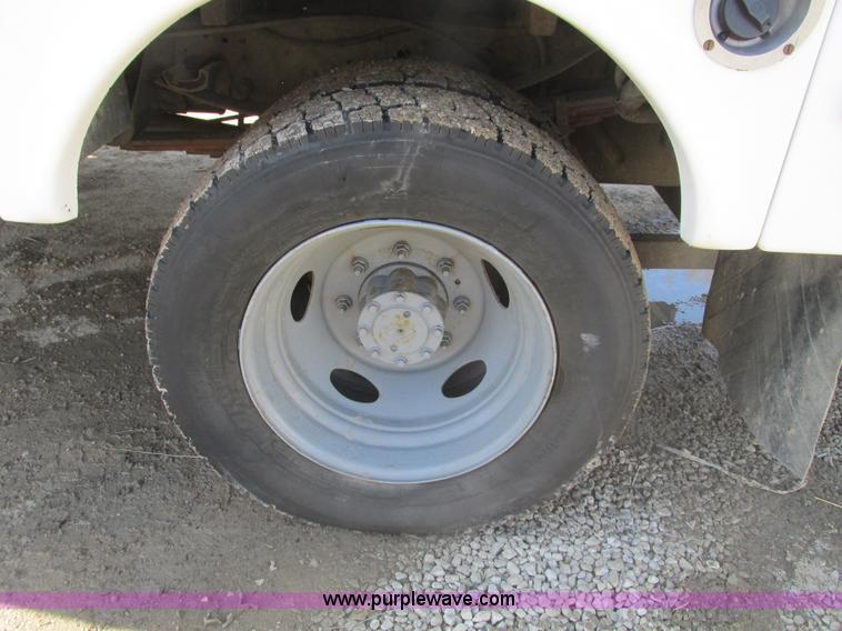 image for item F4405 1999 Ford F550 Super Duty bucket truck