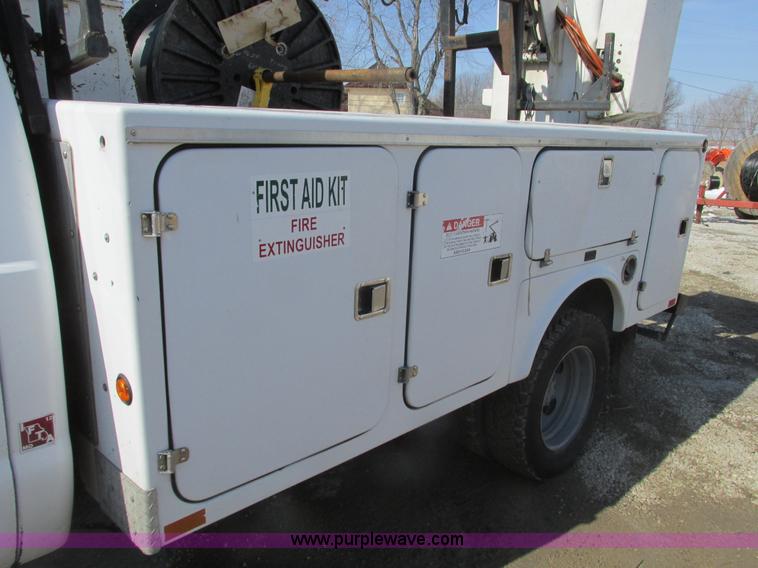 image for item F4405 1999 Ford F550 Super Duty bucket truck