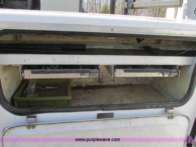 image for item F4405 1999 Ford F550 Super Duty bucket truck