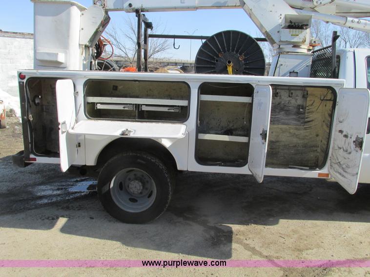 image for item F4405 1999 Ford F550 Super Duty bucket truck