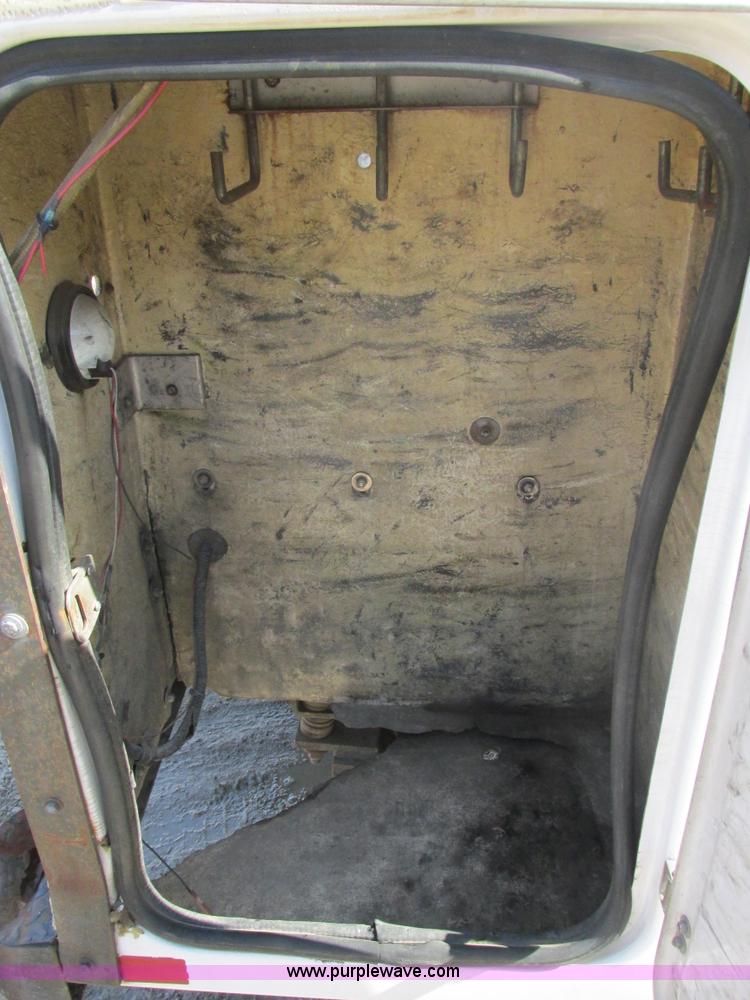 image for item F4405 1999 Ford F550 Super Duty bucket truck