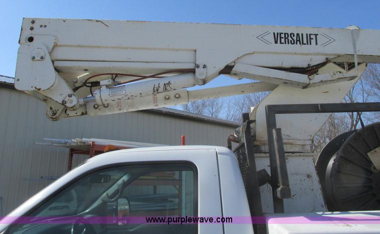 image for item F4405 1999 Ford F550 Super Duty bucket truck