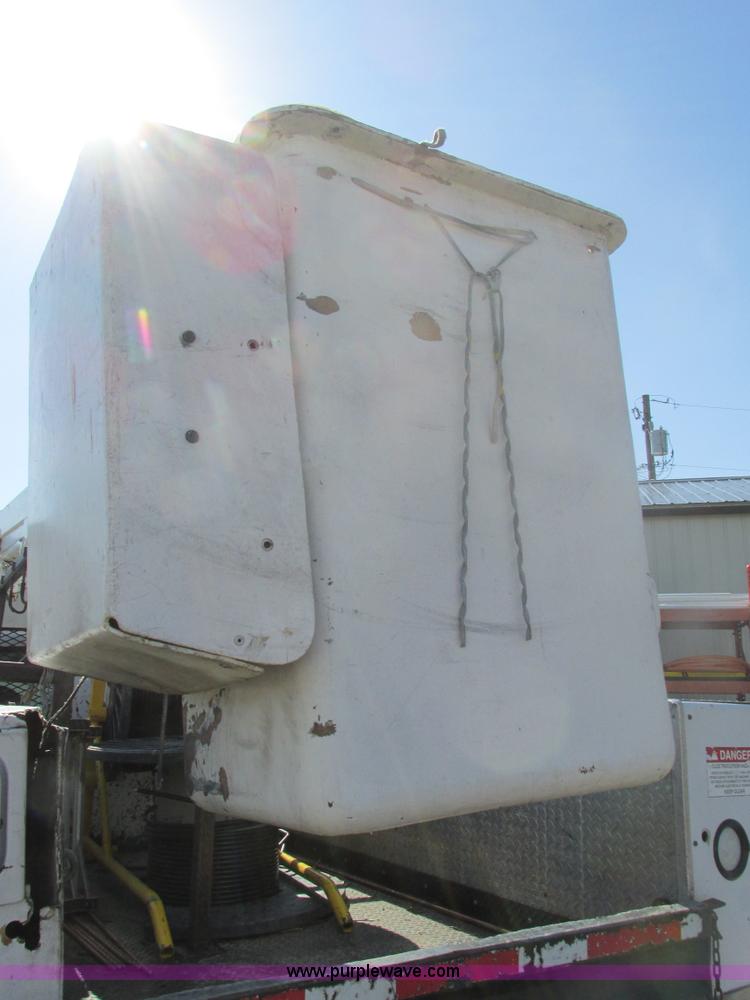 image for item F4405 1999 Ford F550 Super Duty bucket truck