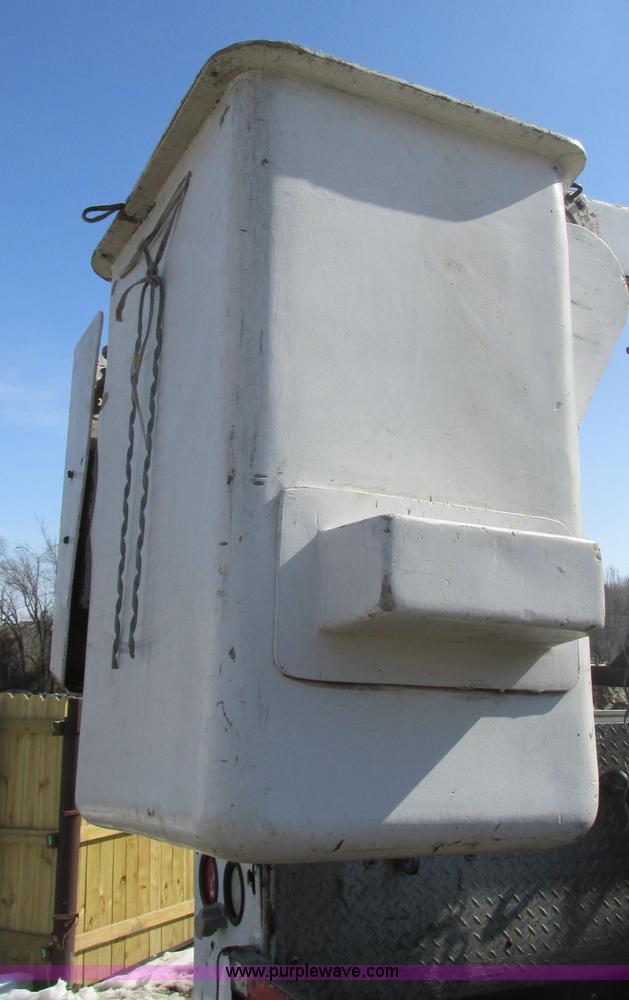 image for item F4405 1999 Ford F550 Super Duty bucket truck