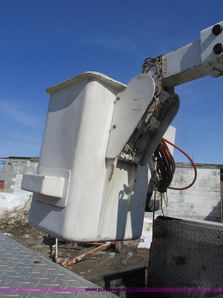 image for item F4405 1999 Ford F550 Super Duty bucket truck