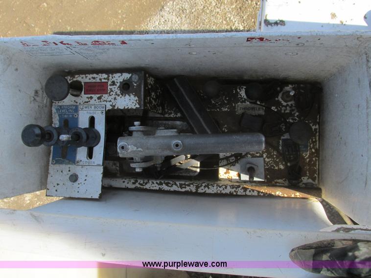 image for item F4405 1999 Ford F550 Super Duty bucket truck