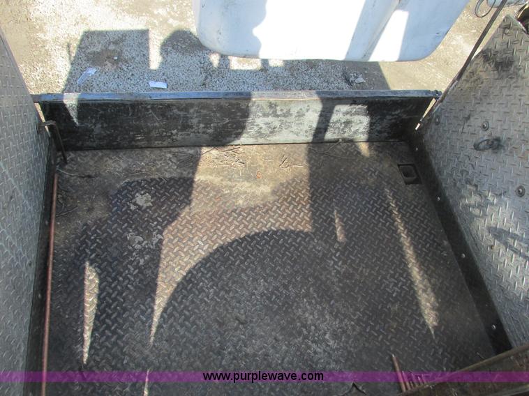 image for item F4405 1999 Ford F550 Super Duty bucket truck