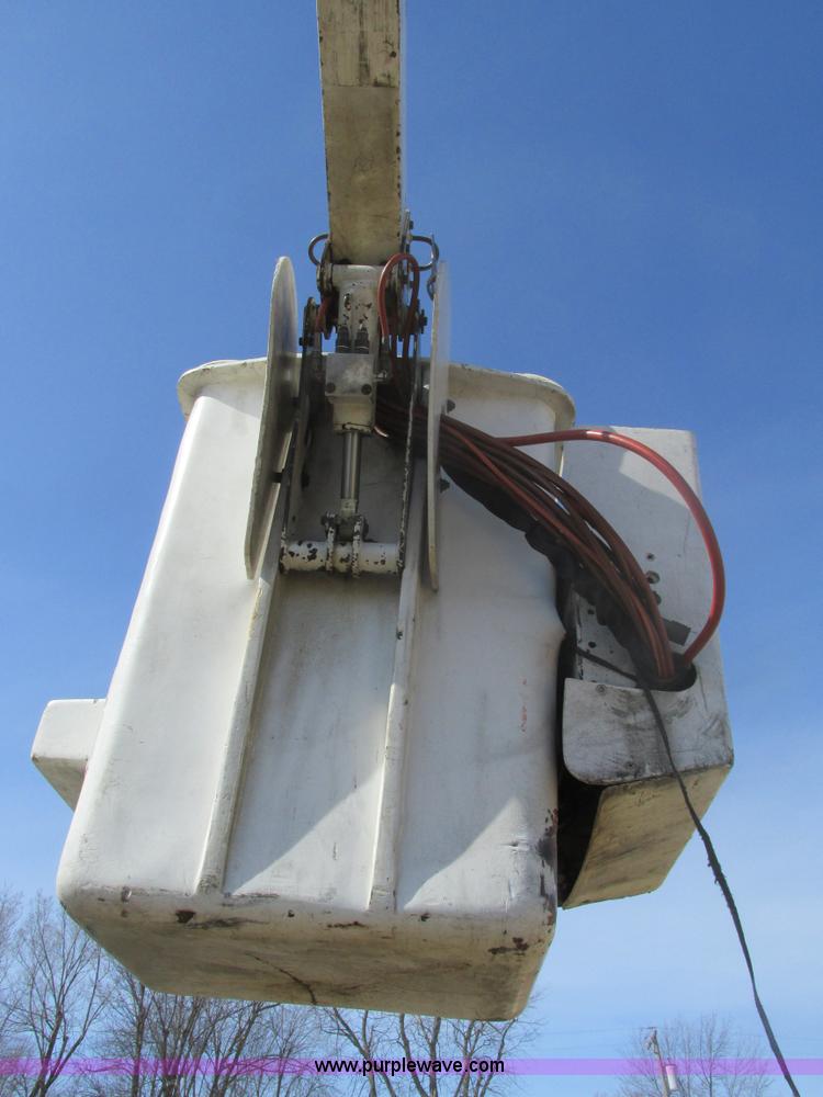 image for item F4405 1999 Ford F550 Super Duty bucket truck