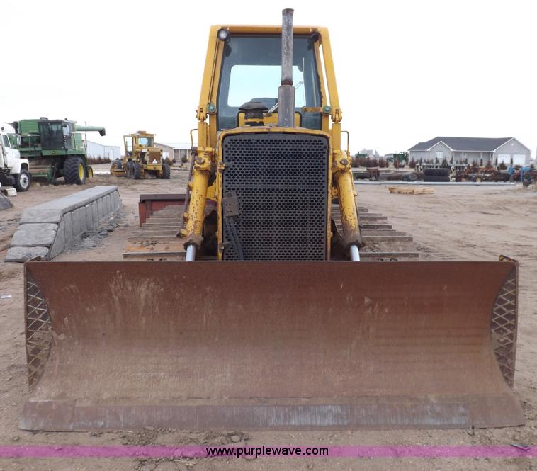 image for item F6458 1984 John Deere 750 dozer