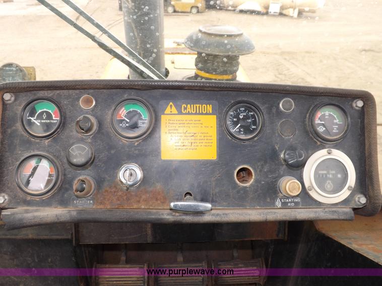 image for item F6458 1984 John Deere 750 dozer