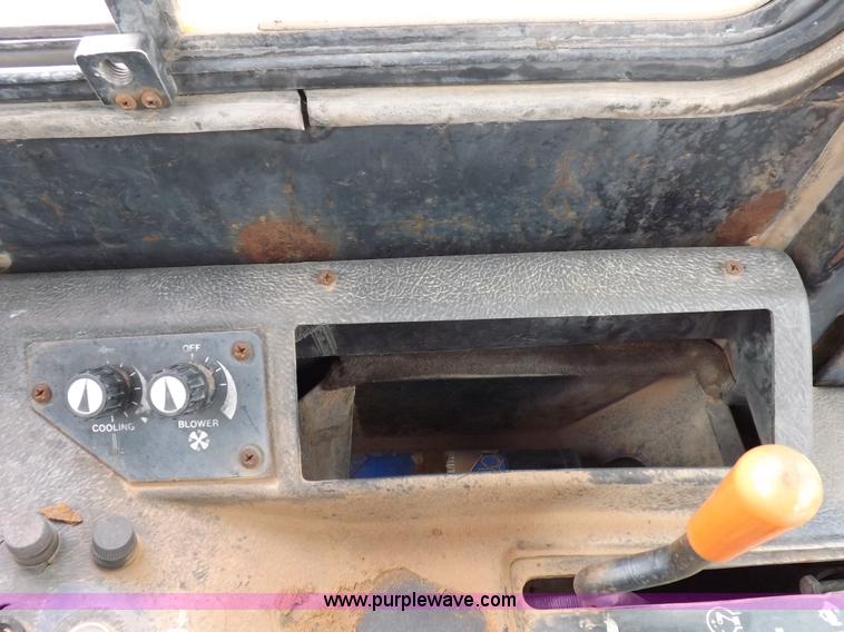 image for item F6458 1984 John Deere 750 dozer