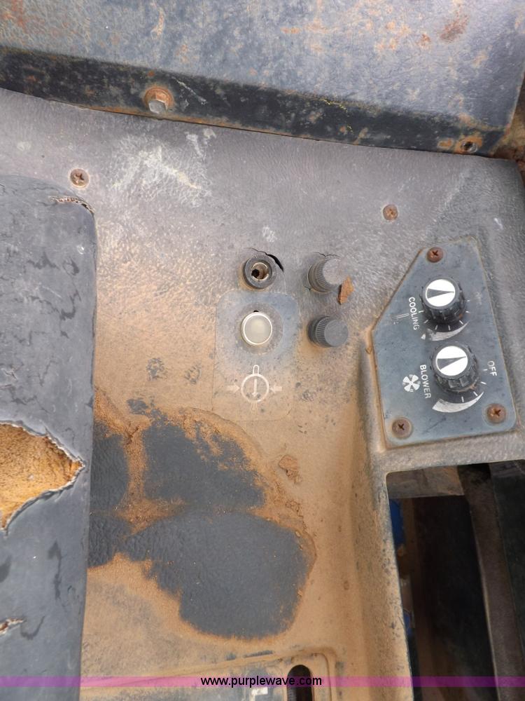 image for item F6458 1984 John Deere 750 dozer