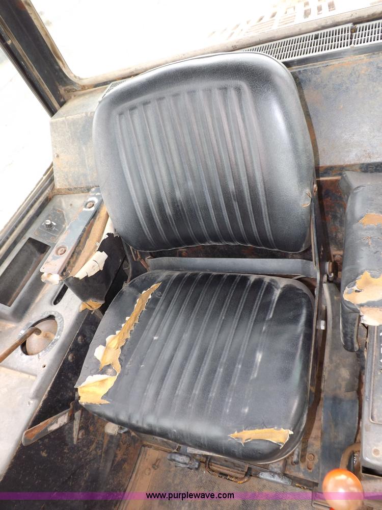 image for item F6458 1984 John Deere 750 dozer