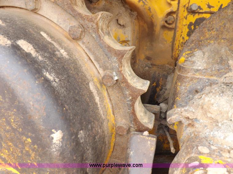 image for item F6458 1984 John Deere 750 dozer