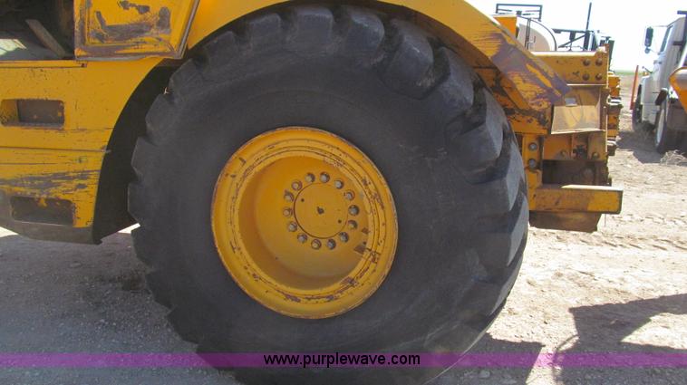 image for item G5663 1973 John Deere 860A paddle scraper