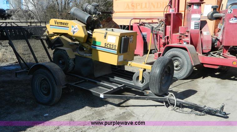 image for item G7784 2004 Vermeer SC252 auto sweep stump cutter