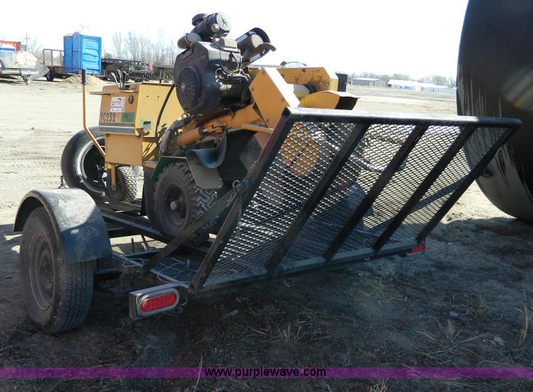 image for item G7784 2004 Vermeer SC252 auto sweep stump cutter