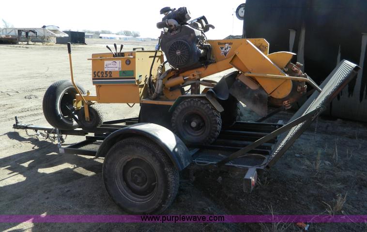 image for item G7784 2004 Vermeer SC252 auto sweep stump cutter