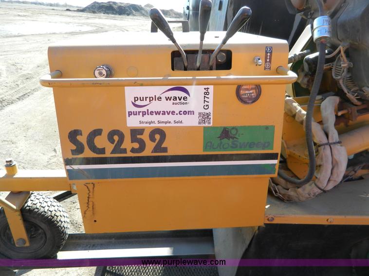 image for item G7784 2004 Vermeer SC252 auto sweep stump cutter