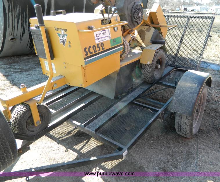 image for item G7784 2004 Vermeer SC252 auto sweep stump cutter