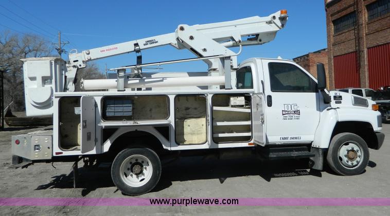 image for item G7788 2004 Chevrolet C4500 service boom truck