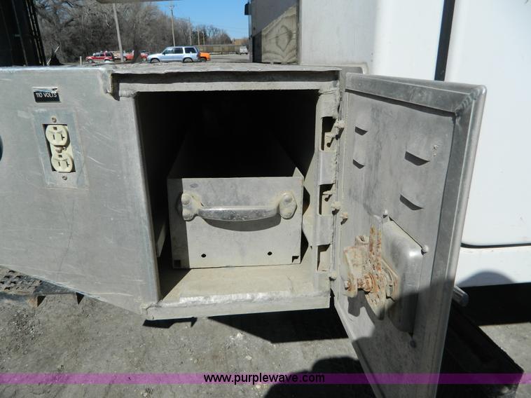 image for item G7788 2004 Chevrolet C4500 service boom truck