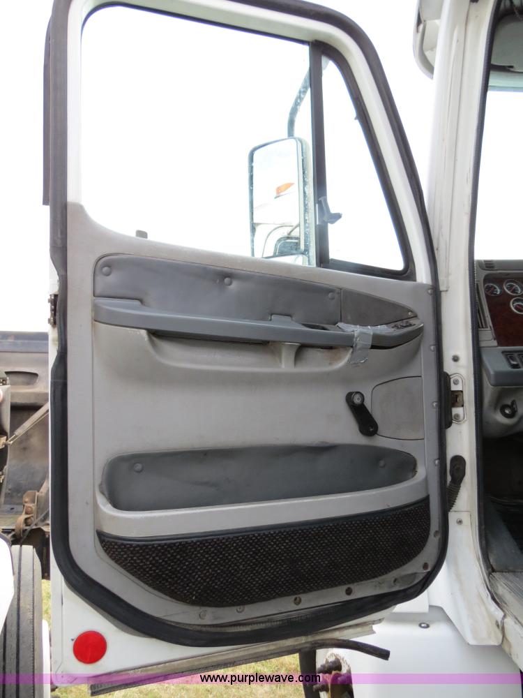 image for item B2494 1999 Freightliner C120 semi truck