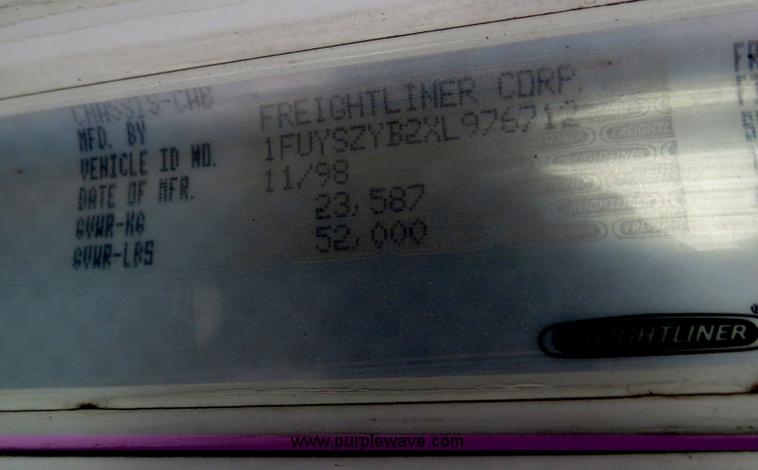 image for item B2494 1999 Freightliner C120 semi truck