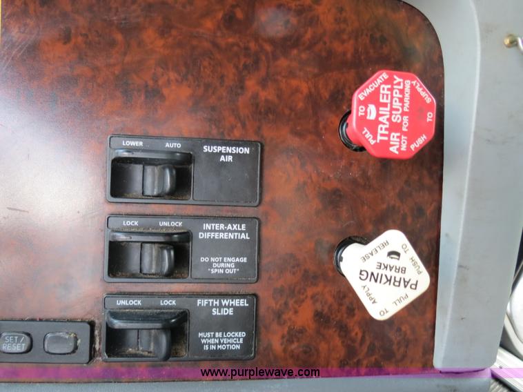 image for item B2494 1999 Freightliner C120 semi truck