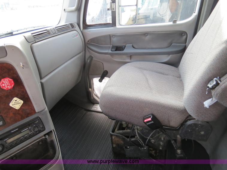 image for item B2494 1999 Freightliner C120 semi truck