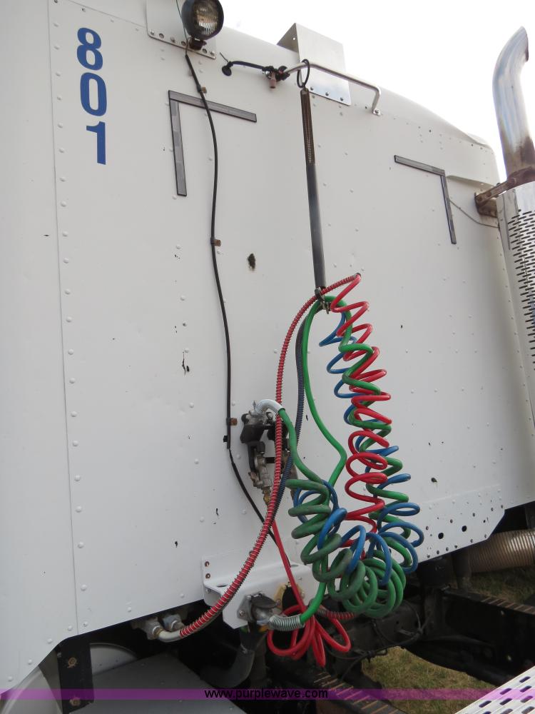 image for item B2494 1999 Freightliner C120 semi truck