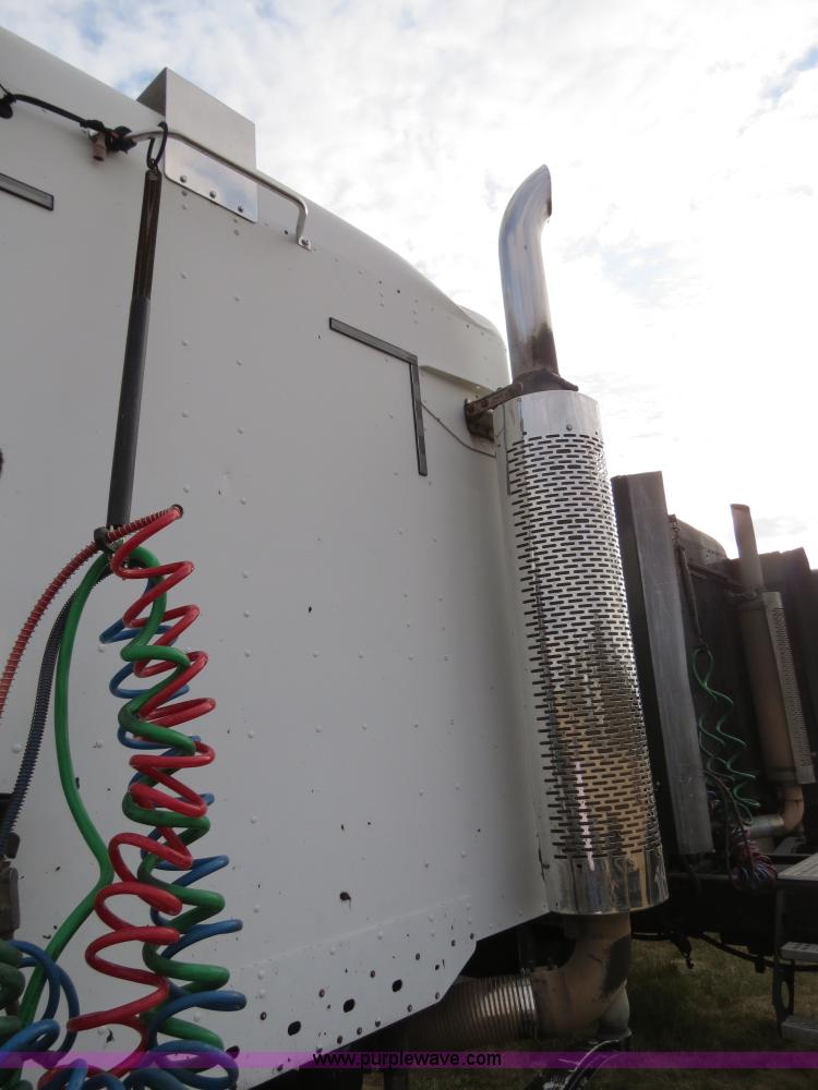 image for item B2494 1999 Freightliner C120 semi truck