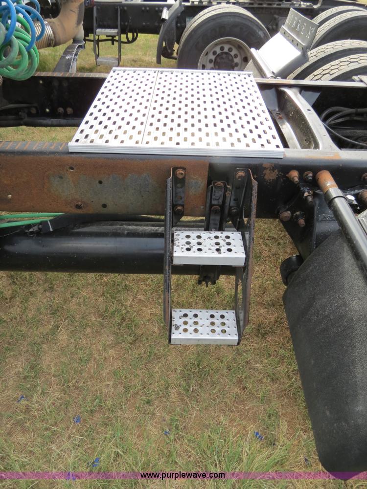 image for item B2494 1999 Freightliner C120 semi truck