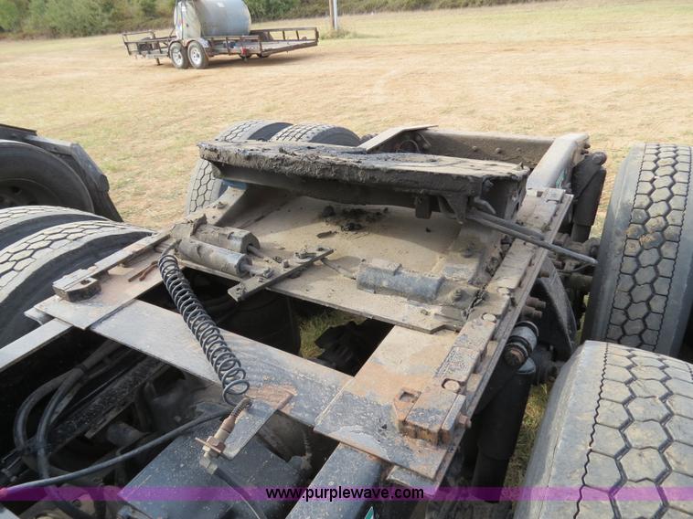 image for item B2494 1999 Freightliner C120 semi truck