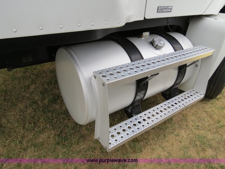 image for item B2494 1999 Freightliner C120 semi truck