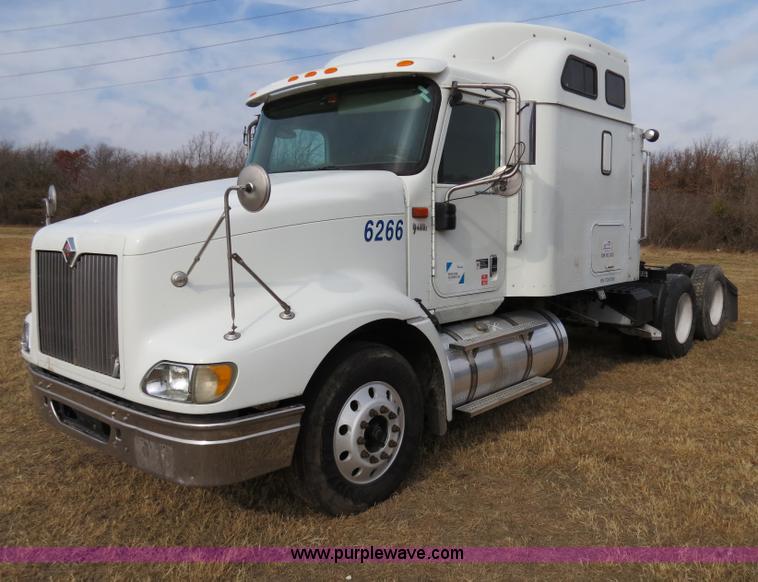 image for item B4566 2007 International 9400i semi truck