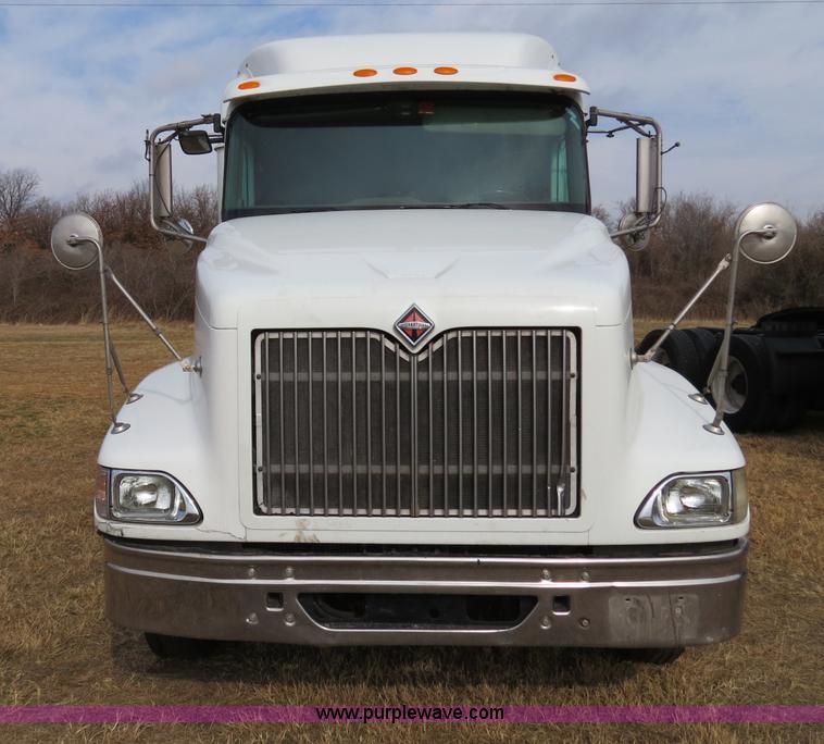 image for item B4566 2007 International 9400i semi truck