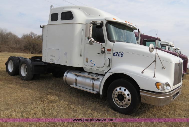 image for item B4566 2007 International 9400i semi truck