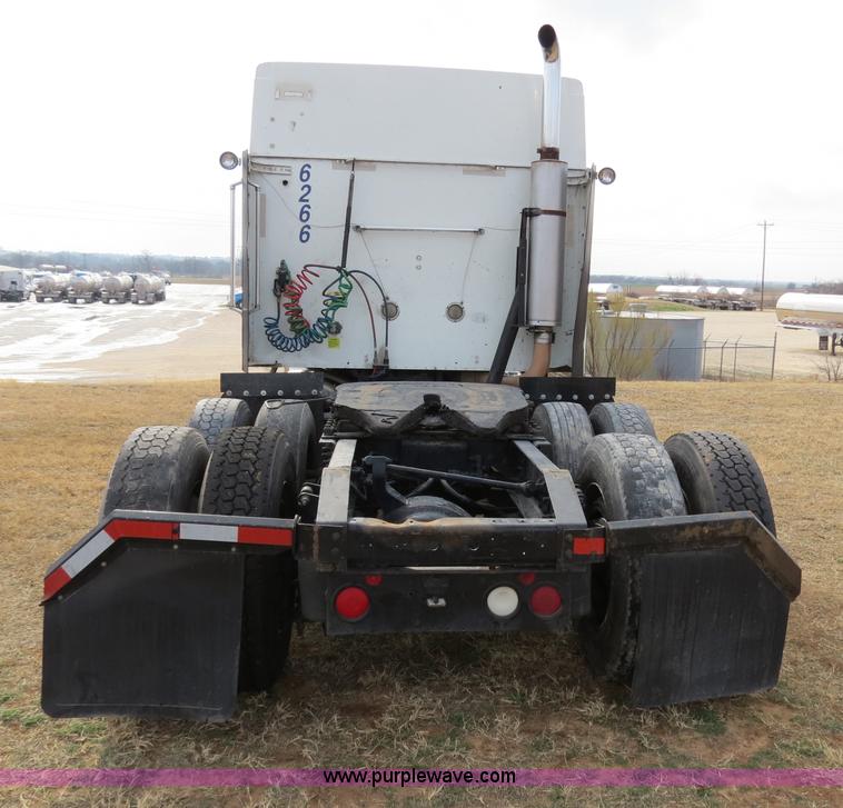 image for item B4566 2007 International 9400i semi truck