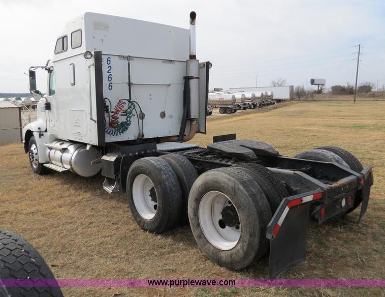 image for item B4566 2007 International 9400i semi truck
