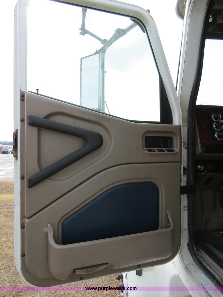 image for item B4566 2007 International 9400i semi truck