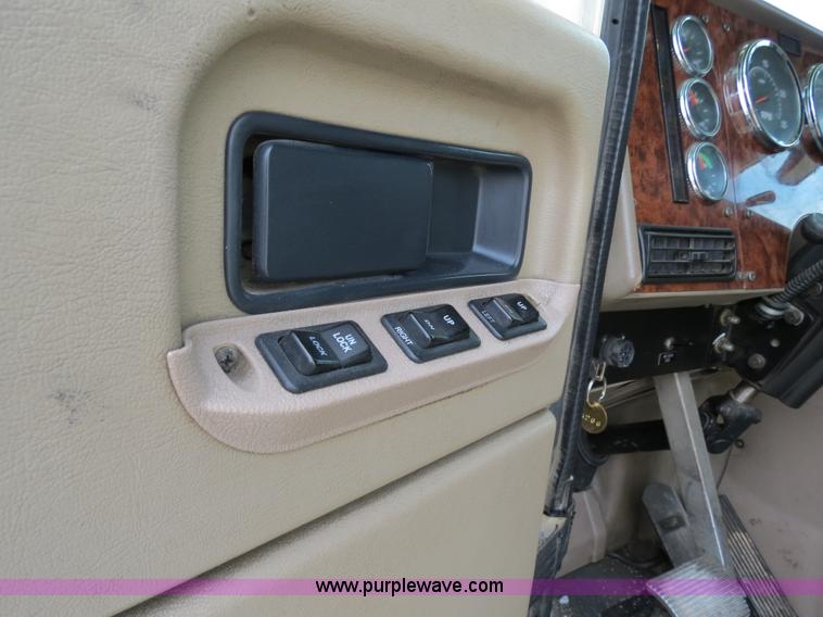 image for item B4566 2007 International 9400i semi truck