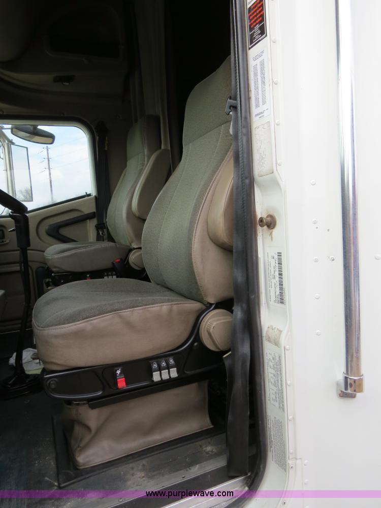 image for item B4566 2007 International 9400i semi truck