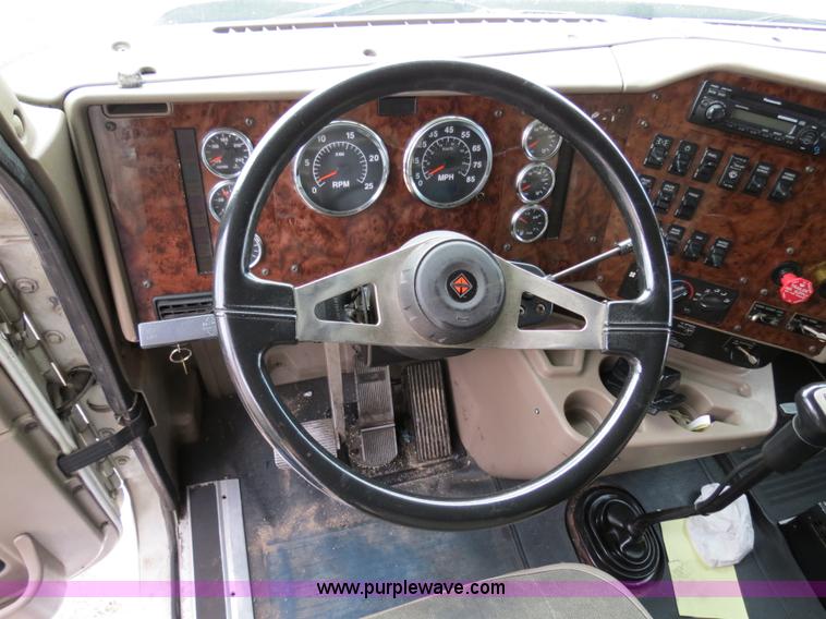 image for item B4566 2007 International 9400i semi truck