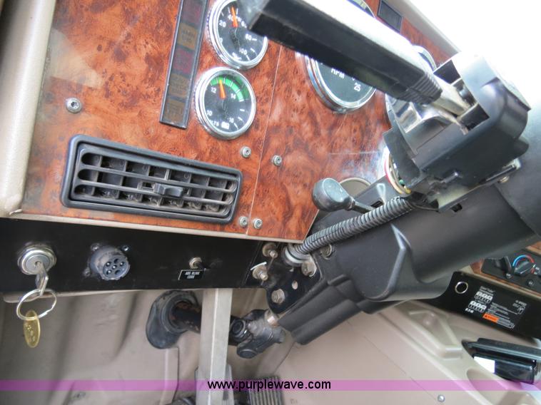 image for item B4566 2007 International 9400i semi truck