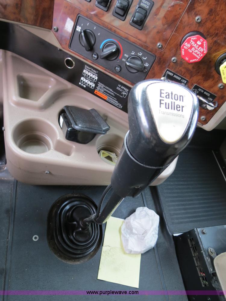 image for item B4566 2007 International 9400i semi truck