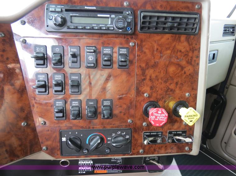 image for item B4566 2007 International 9400i semi truck