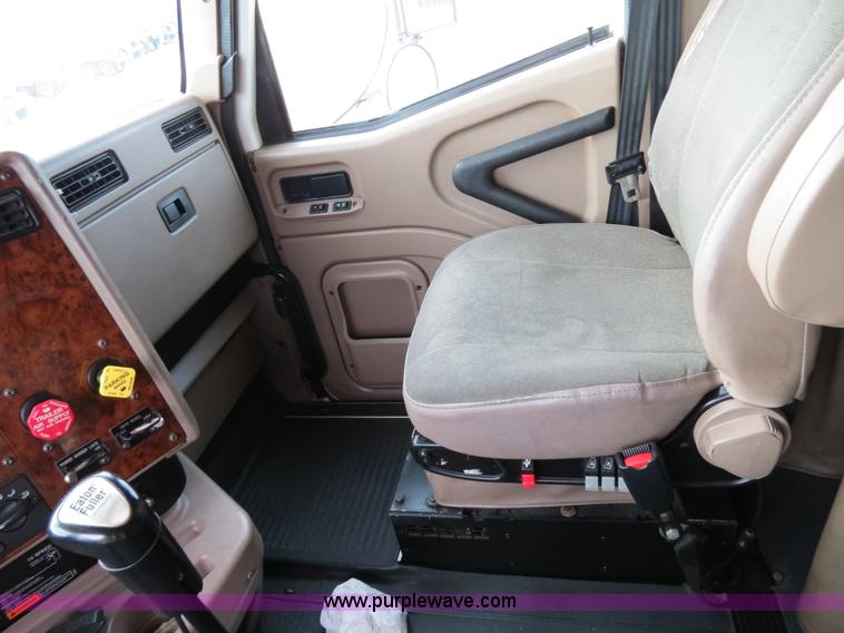 image for item B4566 2007 International 9400i semi truck