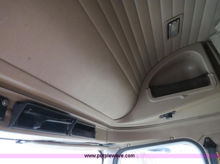 image for item B4566 2007 International 9400i semi truck